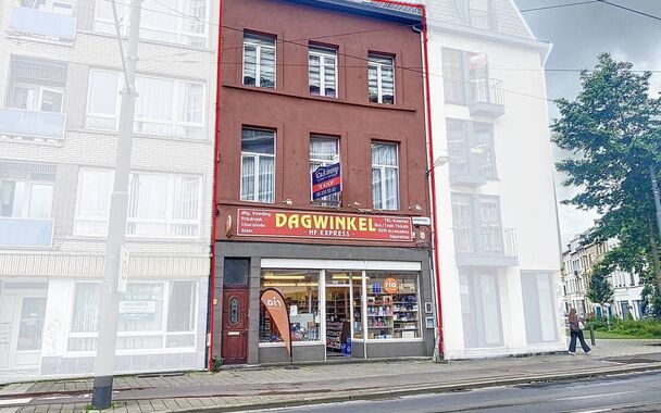 AANKOOP AAN 2% MOGELIJK
Op een boogscheut van het centrum van Antwerpen, hippe winkels, uitvalswegen & parken zoals Het Hof Van Leysen.️
De laatste veranderingen in de woning dateren van 2020 waarbij de ramen en stookolietank aangepakt werden. ️&zwj;
De