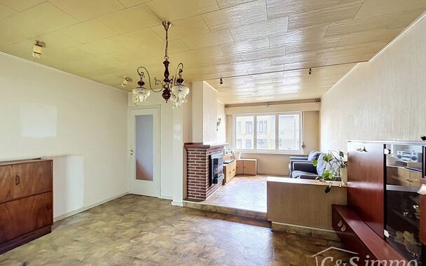 Te moderniseren charmante conforta-woning met 3 slaapkamers en tuin, gelegen aan de vernieuwde Lakborslei.
Via de inkomhal bereikt u de gezellige leefruimte met zitgedeelte en eetkamer. Aansluitend bevindt zich de gedeeltelijk ge&iuml;nstalleerde keuken, uitg