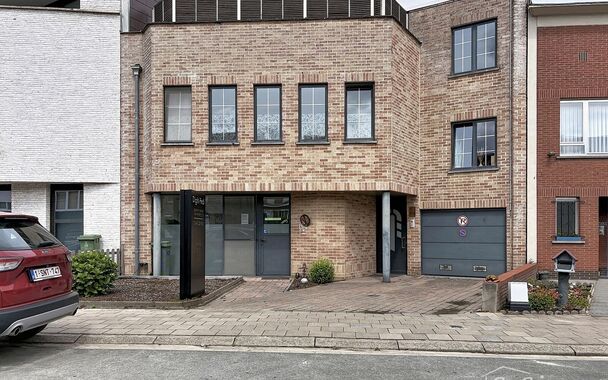 Deze uitzonderlijk ruime, instapklare woning met een bewoonbare oppervlakte van maar liefst 353 m&sup2; biedt tal van mogelijkheden. Dankzij de indeling is ze ideaal als kangoeroewoning, zorgwoning, praktijk- of kantoorruimte aan huis, of voor een combinatie 