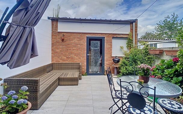 Stap binnen in deze gezellige woning met drie slaapkamers en tuin. Via de gezellige inkomhal komt u binnen in de leefruimte. U kan genieten van een open ruimte van maar liefst 40m² geaccentueerd met sierhaard. Achteraan de woning een ruime keuken met vee