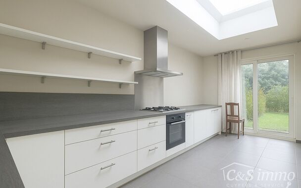 Via de inkomhal betreedt u de ruime woonkamer (ca.36 m²) aan de voorzijde. De open keuken (ca.18 m²) is voorzien van een gasvuur, dampkap, oven en een vaatwasser. De keuken verleent toegang tot de ruime tuin (ca.98 m²) aan de achterzijde. Hier kan u ve