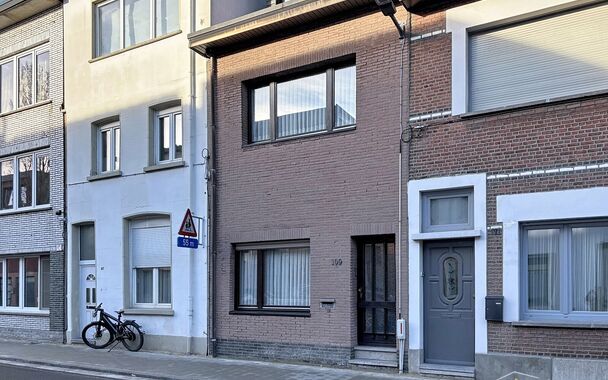 Welkom in de hernieuwde fietsstraat Eikenlei 109.
Bij het binnenkomen word je verwelkomd in een lichtrijke inkomhal met plek voor een vestiaire. Vanuit de hal wandel je door naar de eetkamer & keuken aan de achterzijde van de woning, waar een skylight zor