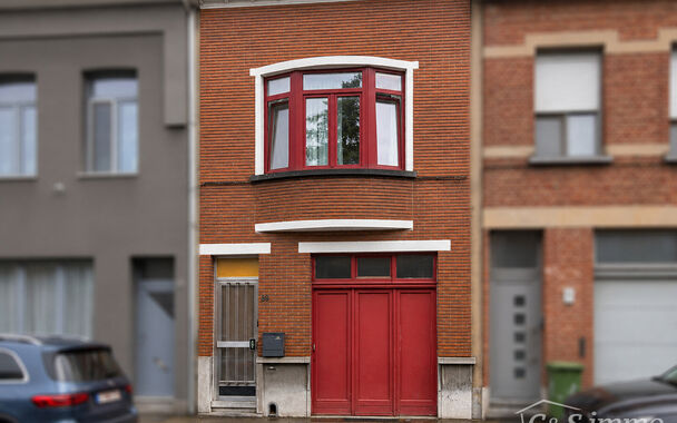 Via de inkomhal krijg je toegang tot de drie slaapkamers op de benedenverdieping. Aansluitend vind je een ruimte met toilet en douchekamer mogelijkheden, verder komt u in de veranda die uitgeeft op de gezellige tuin. Op de eerste verdieping komt u de woon