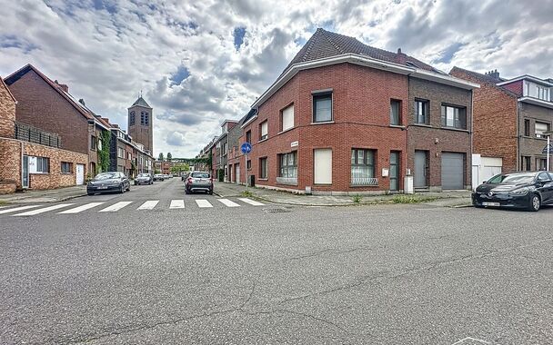 Bent u op zoek naar een ruime gezinswoning met veel mogelijkheden en lichtinval? Deze hoekwoning combineert wooncomfort, praktische indeling.
Op de gelijkvloerse verdieping bevindt zich een lichtrijke leefruimte en eetkamer van samen maar liefst 44m², id