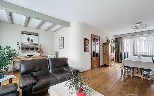 Piekfijn onderhouden bel-etagewoning met zonnige tuin, gelegen op wandelafstand van park Rozendaal.
Op het gelijkvloers bevindt zich een ruime inkomhal met apart gastentoilet en vestiaire. Daarnaast is er een bureel/hobbyruimte (ca. 8 m²) met aansluitend