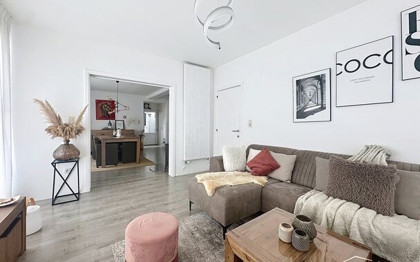 Bent u op zoek naar een ruime gezinswoning met veel mogelijkheden en lichtinval? Deze hoekwoning combineert wooncomfort, praktische indeling.
Op de gelijkvloerse verdieping bevindt zich een lichtrijke leefruimte en eetkamer van samen maar liefst 44m&sup2;, id