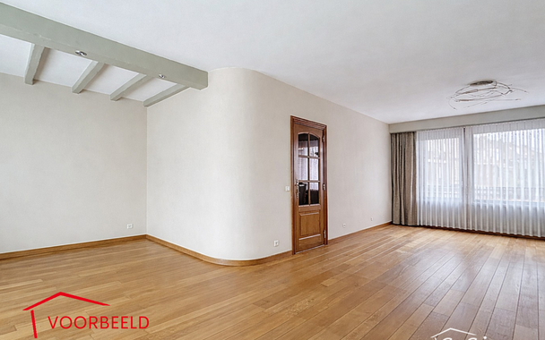 Piekfijn onderhouden bel-etagewoning met zonnige tuin, gelegen op wandelafstand van park Rozendaal.
Op het gelijkvloers bevindt zich een ruime inkomhal met apart gastentoilet en vestiaire. Daarnaast is er een bureel/hobbyruimte (ca. 8 m&sup2;) met aansluitend