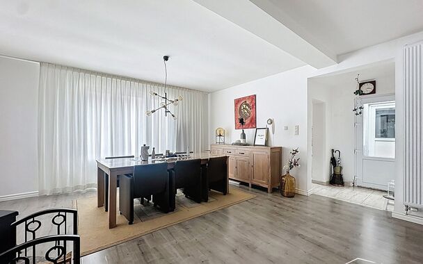 Bent u op zoek naar een ruime gezinswoning met veel mogelijkheden en lichtinval? Deze hoekwoning combineert wooncomfort, praktische indeling.
Op de gelijkvloerse verdieping bevindt zich een lichtrijke leefruimte en eetkamer van samen maar liefst 44m&sup2;, id