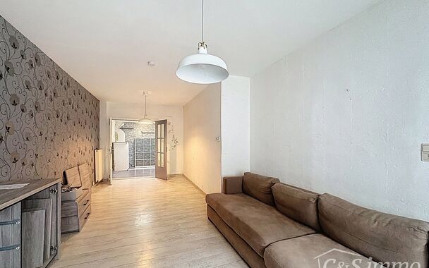 Op zoek naar een woning met potentieel op een centrale ligging? Deze te renoveren woning in Merksem biedt tal van mogelijkheden voor wie graag zijn eigen stempel drukt.

Op het gelijkvloers bevindt zich een gezellige leefruimte met aansluitend de keuken. 