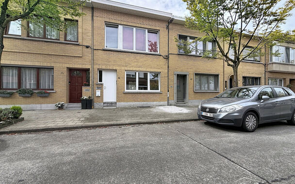 Instapklare woning aan natuurreservaat &rsquo;t Asbroek, volledig gerenoveerd in 2020 en momenteel ingedeeld in twee afzonderlijke wooneenheden. Op het gelijkvloers bevindt zich een inkomhal met ruime berging. De woonkamer van ca. 32 m&sup2; is afgewerkt met kera