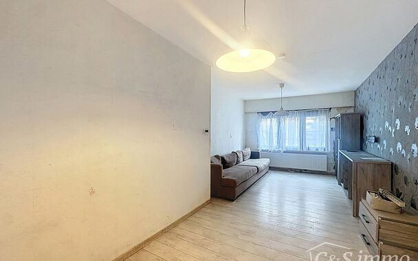 Op zoek naar een woning met potentieel op een centrale ligging? Deze te renoveren woning in Merksem biedt tal van mogelijkheden voor wie graag zijn eigen stempel drukt.

Op het gelijkvloers bevindt zich een gezellige leefruimte met aansluitend de keuken. 