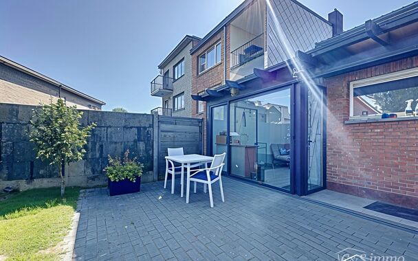 Welkom in deze charmante, volledig gerenoveerde woning (2018) die comfort en functionaliteit perfect combineert. Gelegen in een rustige buurt en voorzien van twee afzonderlijke toegangen. Eén toegang leidt naar het gezellige woongedeelte, de andere biedt