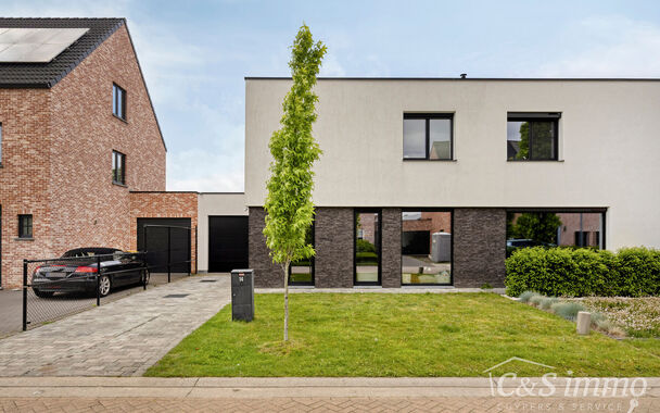 Luxueuze en energiezuinige halfopen bebouwing met 4 ruime slaapkamers, gelegen in een rustige en gezellige woonwijk op wandelafstand van het centrum van Gooreind.
Via de inkomhal met apart gastentoilet bereikt u een afzonderlijke bureauruimte, ideaal voor