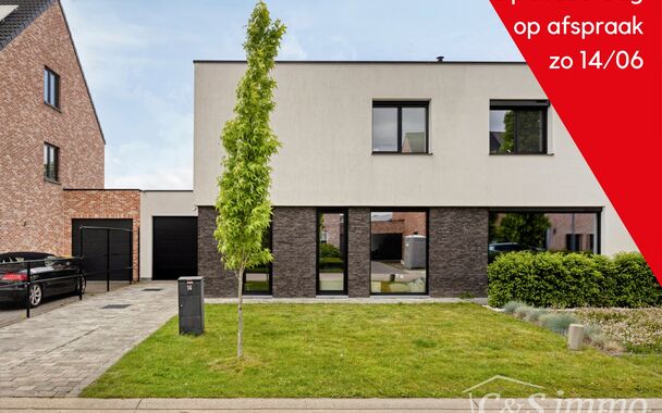 EXCLUSIEVE OPENDEURDAG OP AFSPRAAK ZONDAG 14 JUNI 2026
Luxueuze en energiezuinige halfopen bebouwing met 4 ruime slaapkamers, gelegen in een rustige en gezellige woonwijk op wandelafstand van het centrum van Gooreind.
Via de inkomhal met apart gastentoile