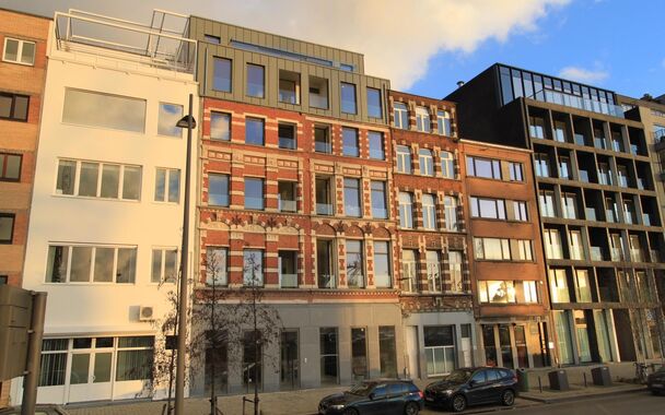 Commerciële ruimte (ca.110m²) in project Aqua Marina, een unieke gebouw met haar antieke voorgevel van 1889, gelegen aan het meest noordelijke uiteinde van de Antwerpse kaailijn, tussen het Eilandje en het Noordkasteel. Tussen Waagnatie en Hangar 26 ope