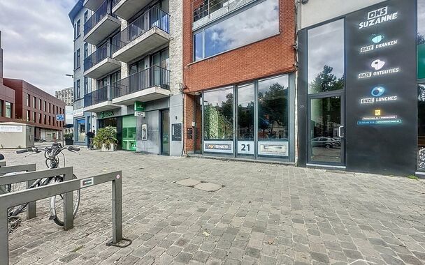 Op het bruisende Eilandje bevindt zich dit charmante en volledig gemeubelde handelspand, ideaal gelegen en onmiddellijk beschikbaar voor uw nieuwe zaak of kantooractiviteit. Het pand doet momenteel dienst als kantoor en biedt een praktische indeling met e