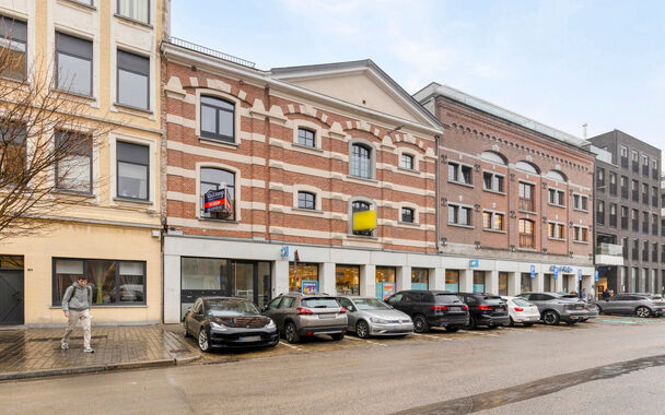 In een monumentaal gebouw is dit luxueus kantoor/praktijkruimte (ca.375m²) gelegen op de 1e verdieping. De afwerking is tot in details afgewerkt met het nodige comfort. Een combinatie van gepolieerde betonvloer, glas en authentieke houten balkenstructure