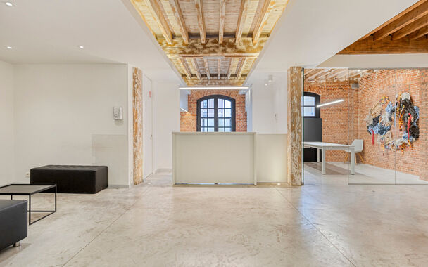 Welkom in Magazijn Julia &ndash; een voormalig pakhuis met paardenstallen en smidse, ontworpen in 1876 door Charles De Coster en gebouwd in een kenmerkende eclectische stijl. In dit monumentale gebouw bevindt zich op de eerste verdieping een luxueuze kantoor-