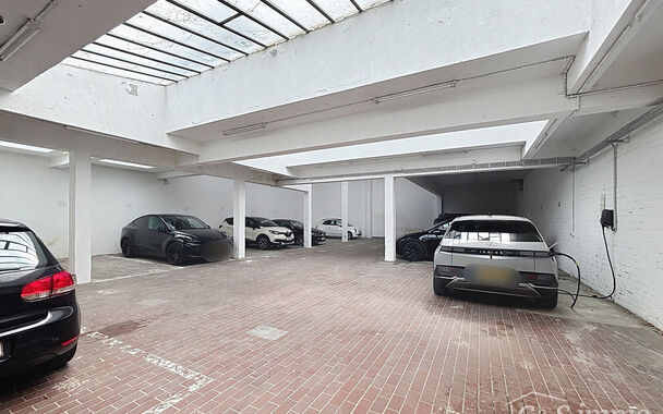 Ruime garage/magazijn van ca. 500 m&sup2; met elektrische poort. Ideaal voor wie op zoek is naar een opslag/werkplaats of verschillende staanplaatsen.
Zeer goed gelegen locatie: op het Antwerpse Zuid, vlakbij de Antwerpse Ring
Plek voor 19  auto's 
Fietsensta