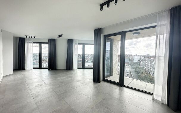 Luxueuze penthouse, met genereuze oppervlakte. Heerlijk thuiskomen en wegdromen bij het fenomenale uitzicht. Nieuwbouw duplex op toplocatie tussen " Centraal station en trendy Zurenborg". Deze duplex is gelegen op de 8e en 9e verdieping met op elke verdie
