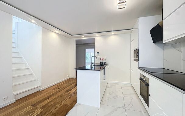 Dit duplex penthouse combineert comfort en functionaliteit en biedt alles voor een aangename woonervaring. Met vier slaapkamers, een priv&eacute; tuin, een ruim zuidgericht dakterras en tal van praktische extra&rsquo;s is dit de ideale woning voor wie ruimte en lic