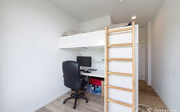 Goed en centraal gelegen, vlak bij de Antwerpse studentenwijk, bevindt zich deze volledig ingerichte studentenkamer in Campus Eilandje. Dit stijlvolle complex combineert een hotel, studentenhuisvesting en appartementen in &eacute;&eacute;n kwalitatief geheel. De geme