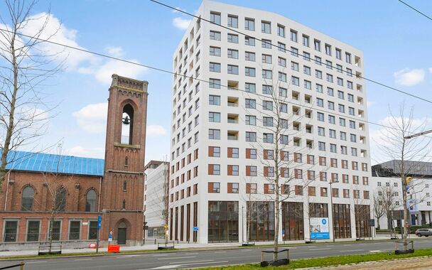 Goed en centraal gelegen, vlak bij de Antwerpse studentenwijk, bevindt zich deze volledig ingerichte studentenkamer in Campus Eilandje. Dit stijlvolle complex combineert een hotel, studentenhuisvesting en appartementen in &eacute;&eacute;n kwalitatief geheel. De geme