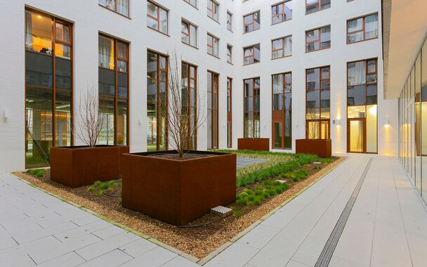 Goed en centraal gelegen, vlak bij de Antwerpse studentenwijk, bevindt zich deze volledig ingerichte studentenkamer in Campus Eilandje met een netto rendement 4.5%. Dit stijlvolle complex combineert een hotel, studentenhuisvesting en appartementen in &eacute;&eacute;