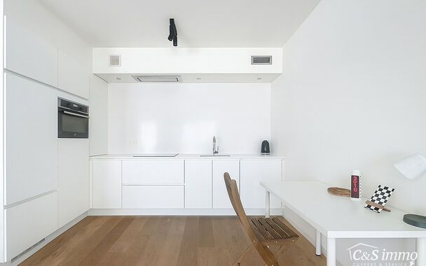 Dit stijlvol afgewerkt studioappartement op de derde verdieping combineert comfort, licht en een topligging op een boogscheut van het MAS en het bruisende Eilandje. 
De leefruimte met open keuken (32 m²) is volledig voorzien van hoogwaardige parketvloere