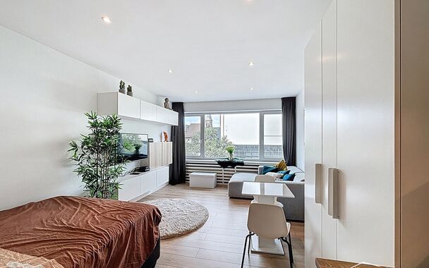 Modern gerenoveerde, bemeubelde studio op de 3e verdieping nabij Zurenborg. Ruime en lichte woonkamer op vernieuwde laminaatvloer. Open ingerichte keuken voorzien van inductie kookplaat, oven en koelkast met vriesvakje. Verzorgde badkamer voorzien van dou