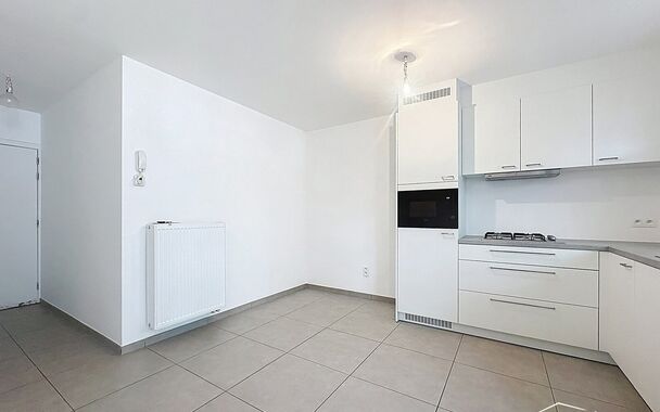 Deze prachtig gerenoveerde studio op de gelijkvloerse verdieping is een unieke kans voor wie op zoek is naar comfort, modern wonen én een buitenruimte. De woning is volledig vernieuwd en afgewerkt met kwalitatieve materialen, waardoor ze meteen instapkla