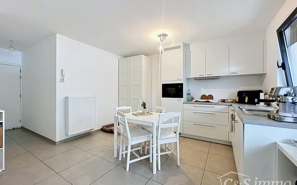 Deze prachtig gerenoveerde studio op de gelijkvloerse verdieping is een unieke kans voor wie op zoek is naar comfort, modern wonen &eacute;n een buitenruimte. De woning is volledig vernieuwd en afgewerkt met kwalitatieve materialen, waardoor ze meteen instapkla