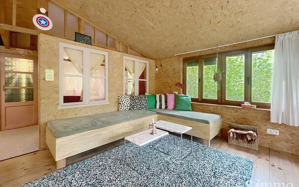 In de weekendzone van Essen-Klein Horendonk, verscholen in de natuur en omgeven door rust, bevindt zich dit charmante tiny house op een royaal, zuidgericht perceel van maar liefst 4.044 m². De woning is instapklaar en deels voorzien van maatmeubilair, wa