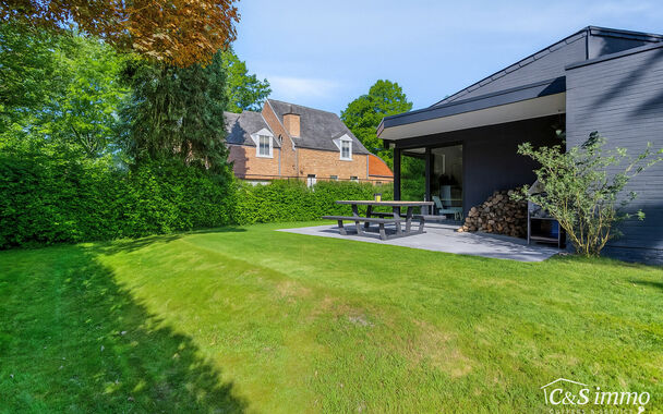 Op een prachtig perceel van ca. 1167 m² ontdekt u deze karaktervolle villa, waar rust, privacy en bereikbaarheid hand in hand gaan. De lichtrijke inkomhal verwelkomt u en zet meteen de toon voor het warme interieur. In de hal is een apart toilet en vesti
