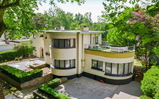 Karaktervolle Art-Deco villa met potentieel op toplocatie
In een geliefde en goed bereikbare omgeving vindt u deze ruime villa in authentieke Art-Deco stijl (vroeger dokterswoning)  Dankzij de royale ruimtes en veelzijdige indeling biedt deze woning tal v