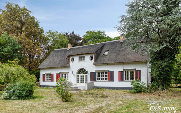 Deze karaktervolle villa met een bewoonbare oppervlakte van maar liefst 300 m² is gelegen op een uitzonderlijk perceel van 2600 m², vlak aan het park van Brasschaat, Elshout en op wandelafstand van het gezellige centrum. Doordat de woning achteraan op h