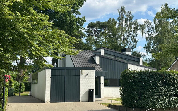 In een rustige, residentiële wijk op een prachtig zuidoostgericht perceel van maar liefst 1.033 m², vinden we deze stijlvolle en lichtrijke villa met een bewoonbare oppervlakte van 275m². De woning werd met oog voor detail en energiezuinig vernieuwd in
