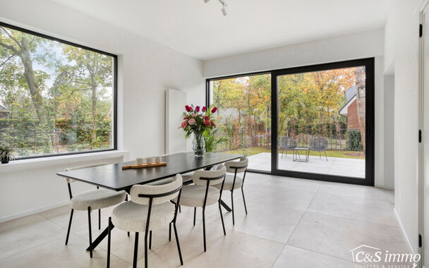 Een lichtrijke karaktervolle open bebouwing met zonnige tuin op 560m². De woning is gerenoveerd in 2025 en gelegen op de grens met Vriesdonk op wandelafstand van het centrum.
De lichtrijke inkomhal verwelkomt u en zet meteen de toon voor het warme interi