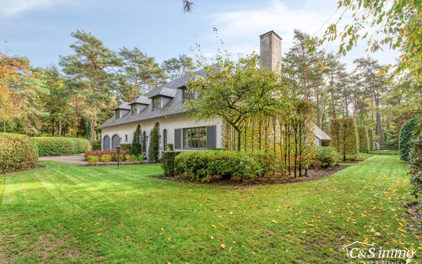 Stijlvolle en energiezuinige villa op 4.100 m² grond in een groene omgeving op wandelafstand van de Uitlegger.
In een rustige, residentiële straat, omgeven door groen en rust, bevindt zich deze ruime en goed onderhouden villa op een prachtig ZO-perceel