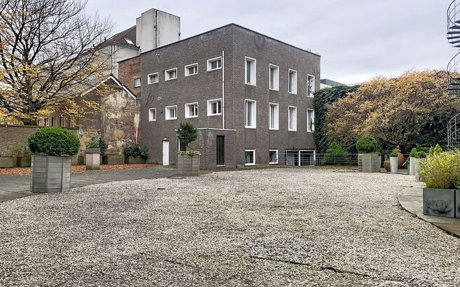 Instapklaar hoekappartement met zonne dakterras op toplocatie aan UA. Ideaal voor starters of investeerders
In dit verzorgde gebouw, aan de rustige achterzijde op de eerste verdieping, bevindt zich dit charmante hoekappartement.
Via de beveiligde inkomdeu