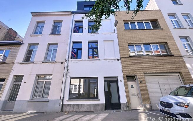 Dit charmante vernieuwde appartement met terras gevestigd in een klein gebouw,  biedt een perfecte balans tussen comfort en stijl, gelegen in de levendige en vernieuwende wijk Stuivenberg. 
Dit appartement ligt op wandelafstand van het parkcomplex Stuiven