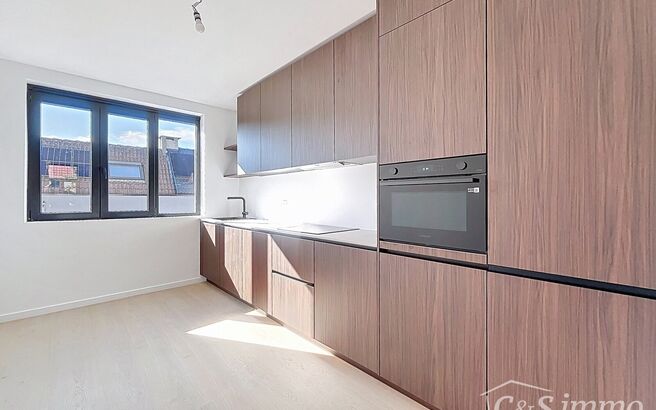 Tip top afgewerkt duplex appartement met 2 slaapkamers.  Dit appartement biedt een perfecte balans tussen comfort en stijl, gelegen in de levendige en vernieuwende wijk Stuivenberg. Bij binnenkomst inkomhal met een apart toilet. De lichtrijke leefruimte o