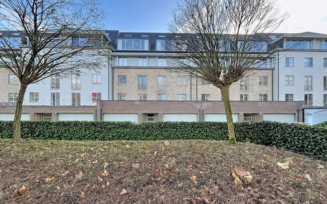 Lichtovergoten en zonnig appartement met een prachtig open uitzicht op de holes van de Golf van Brasschaat. Bij binnenkomst een ruime inkomhal met apart toilet. De uitnodigende woon- en eetkamer op parketvloer (ca. 31m²), biedt toegang tot het zonnige te