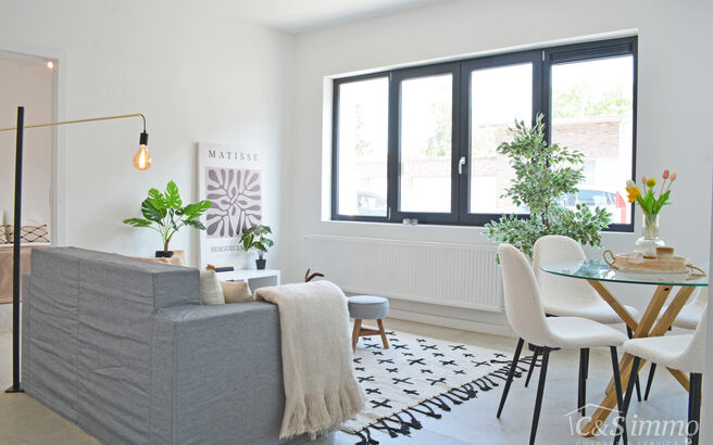 Laatse unit te koop met mooi rendement
Stap binnen in dit smaakvol afgewerkte appartement, gelegen in een klasse vol gerenoveerd gebouw op wandelafstand van het centrum van Edegem.
De inkomhal biedt directe toegang tot de moderne open keuken, volledig uit