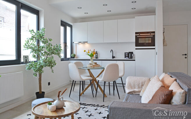 Laatse unit te koop met mooi rendement
Stap binnen in dit smaakvol afgewerkte appartement, gelegen in een klasse vol gerenoveerd gebouw op wandelafstand van het centrum van Edegem &Mortsel .
De inkomhal biedt directe toegang tot de moderne open keuken, vo