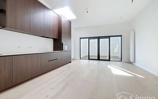 Dit charmante vernieuwde gelijkvloers appartement met tuin,  biedt een perfecte balans tussen comfort en stijl met de luxe van een zongerichte buitenruimte. Het appartement is gelegen in een kleinschalig gebouw, gelegen in de levendige en vernieuwende wij