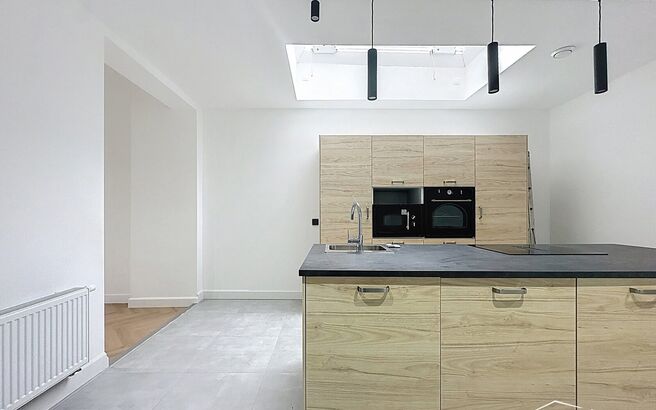 In een rustige straat, maar toch centraal gelegen, bevindt zich deze volledig gerenoveerde woning met onderhoudsvriendelijke tuin. De woning werd met oog voor detail afgewerkt en combineert moderne materialen met een tijdloze stijl. Bij het binnenkomen wo