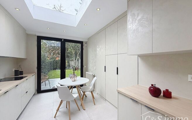 Deze smaakvol gerenoveerde woning ligt in de aangename woonwijk Mariaburg, op wandelafstand van winkels en openbaar vervoer. Bij het binnenkomen wordt u verwelkomd in een gezellige inkomhal. De ruime leefruimte (ca. 33 m&sup2;) met keramische parketvloer slui