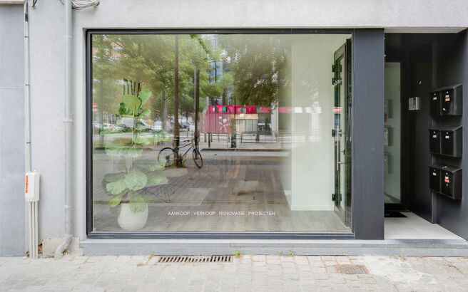 Grijp nu jouw kans om op ’t Eilandje een succesvolle zaak uit te bouwen!
Deze instapklare commerciële ruimte (ca. 75m²) op het bruisende Eilandje vormt de perfecte basis om jouw professionele ambities waar te maken.
Maximale zichtbaarheid, maximale im