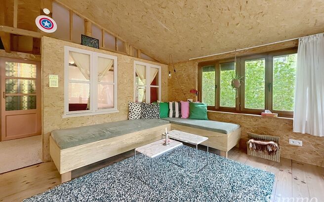 In de weekendzone van Essen-Klein Horendonk, verscholen in de natuur en omgeven door rust, bevindt zich dit charmante tiny house op een royaal, zuidgericht perceel van maar liefst 4.044 m². De woning is instapklaar en deels voorzien van maatmeubilair, wa